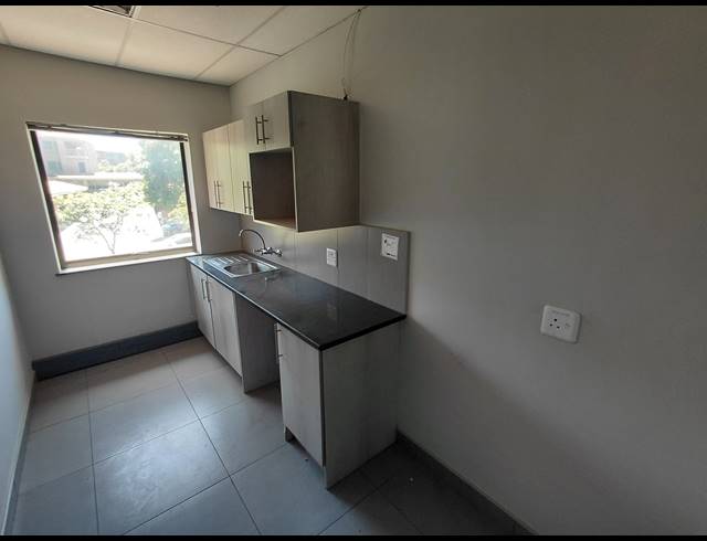 2,037M² OFFICE TO LET IN VORNA VALLEY